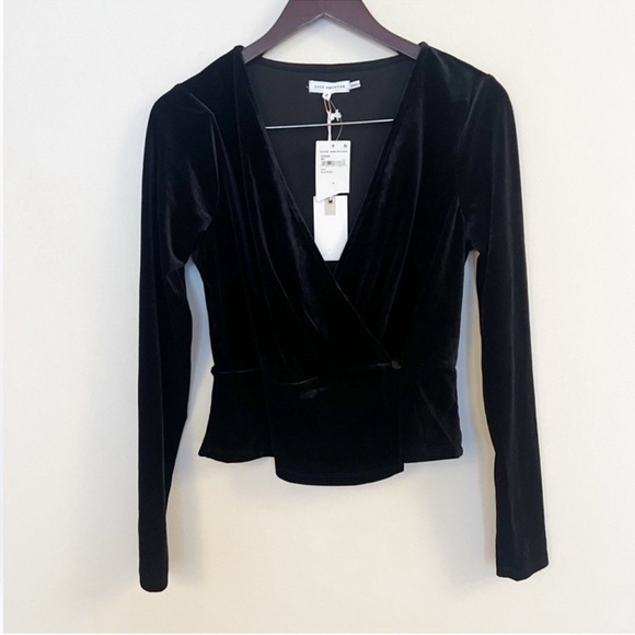 Good American Velvet Wrap Top Black V-Neck NEW Size (2) Medium Long Sleeves - Picture 2 of 9